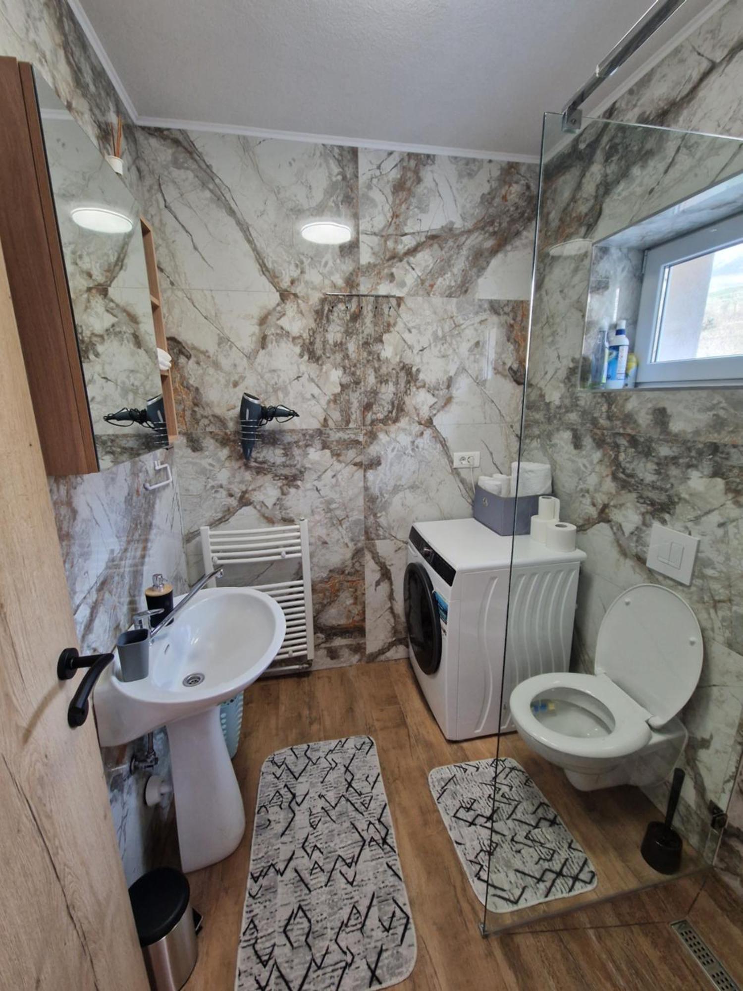 Apartma-Sobe Lejla Випава Екстериор снимка